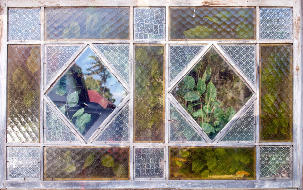 乡村小屋的旧窗图片下载