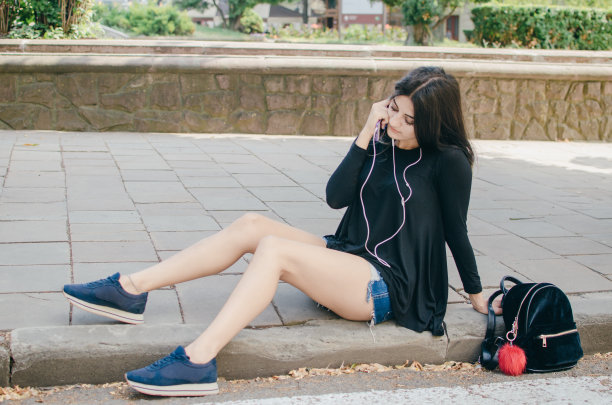 女孩走在城市里图片下载