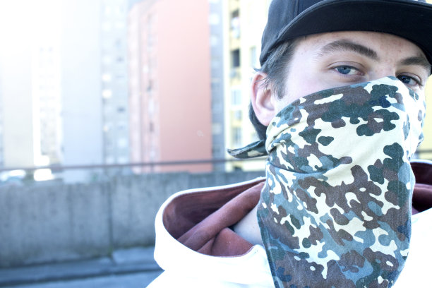 屋顶上的歹徒图片下载