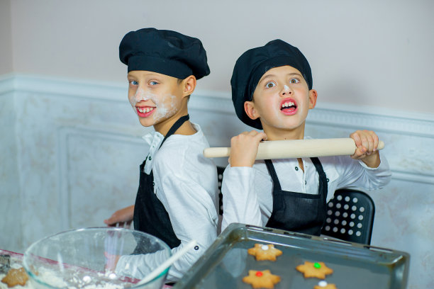 孩子们烤圣诞饼干图片下载