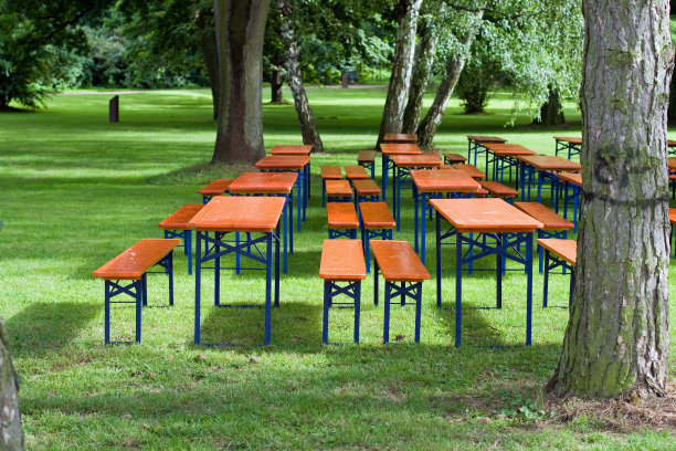 啤酒桌和长椅图片下载