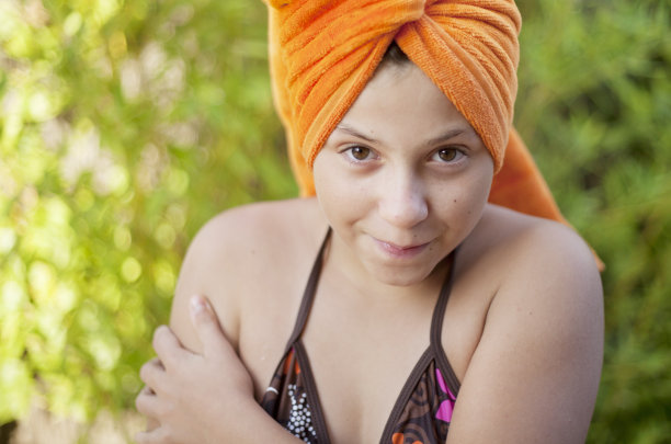 游泳后的美丽女孩图片下载