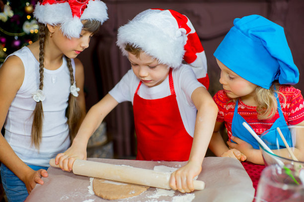 孩子们烤圣诞饼干图片下载