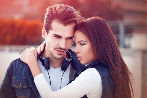 年轻夫妇在秋天摆姿势户外图片下载