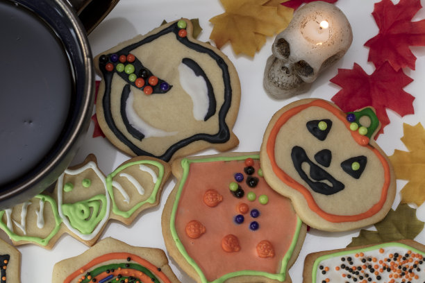 白色陶瓷盘子上的万圣节饼干图片下载