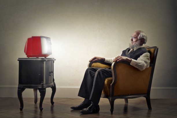 时髦地看电视素材图片