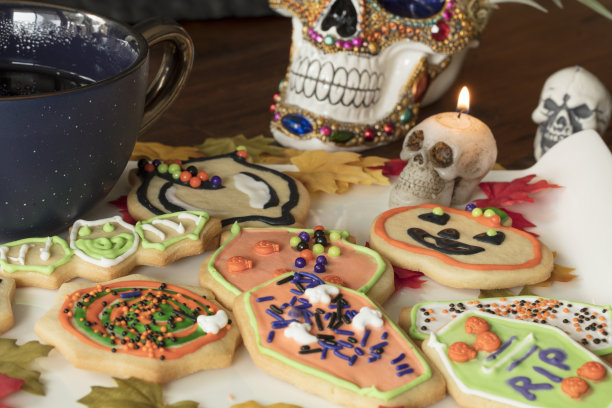 白色陶瓷盘子上的万圣节饼干图片下载