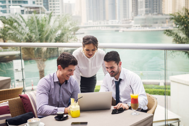 一群商务人士在开会图片下载