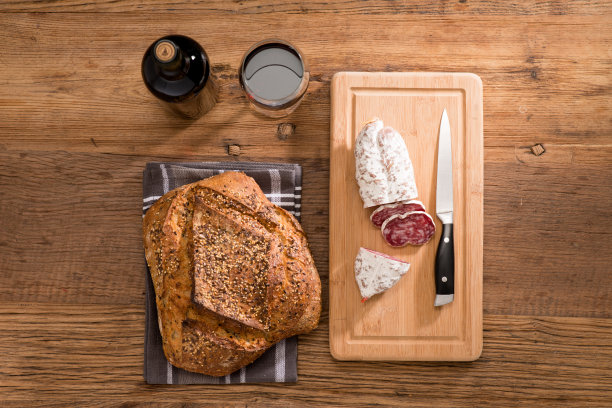 平面以上的观点意大利腊肠熟食酒面包在木板上图片下载