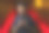 年轻歌手在舞台上，麦克风和红灯设置图片下载