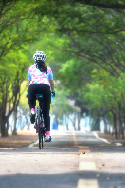 女运动员骑自行车，继续前进的想法图片下载