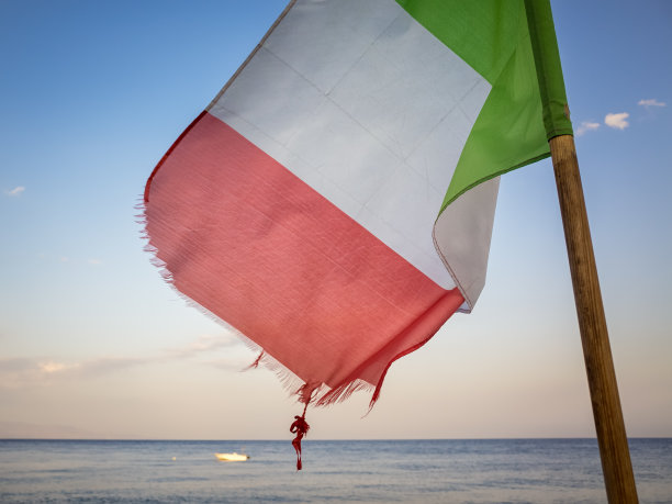 意大利国旗在大海前面图片下载