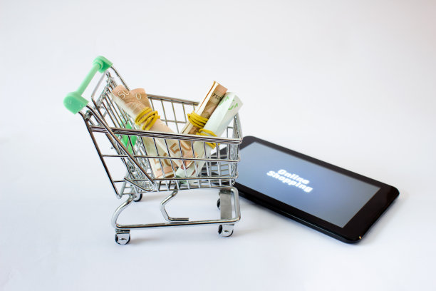 购物车里塞满了欧元钞票，平板电脑在网上购物图片下载