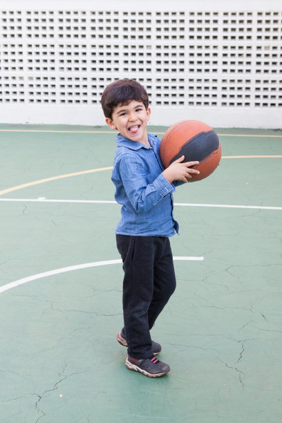 男孩露出舌头，拿着篮球图片下载