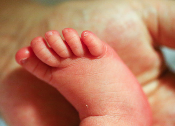 新生婴儿的脚图片下载