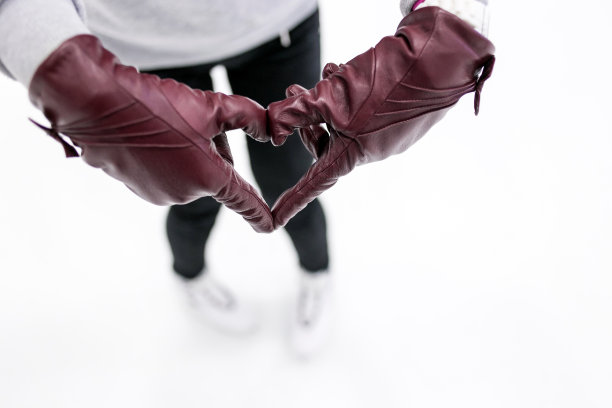 年轻女孩的特写显示抽象的心符号的皮革图片下载