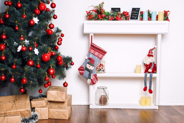 美丽的节日装饰下的房间，圣诞树和礼物图片下载