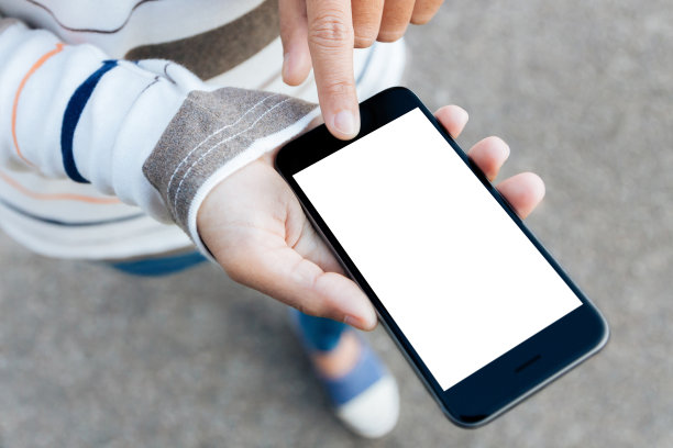 一个女人在街上用手机走路图片下载