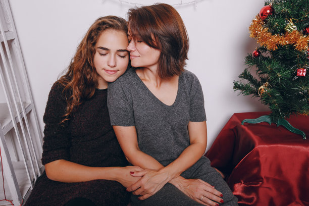 妈妈和女儿装饰圣诞树图片下载