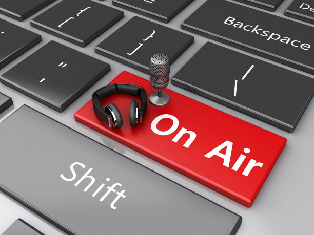 3d Word air与麦克风和耳机的电脑键盘。图片下载