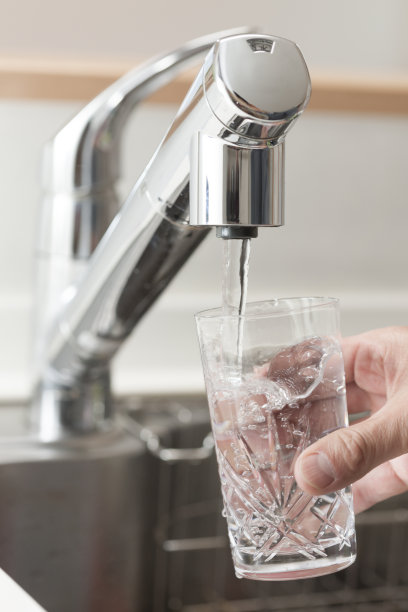 往玻璃杯里倒水图片下载