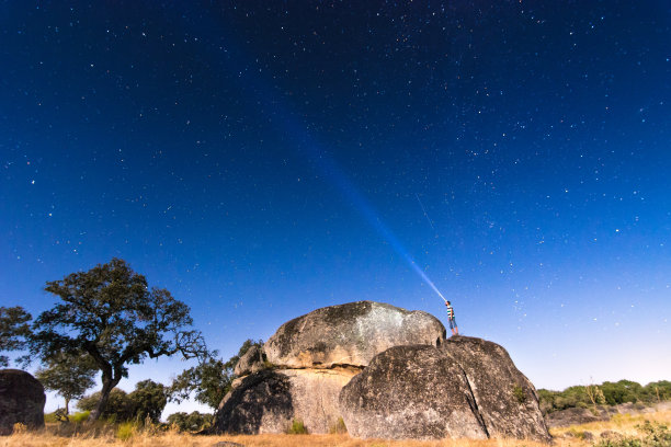 人们拿着手电筒看星星图片下载