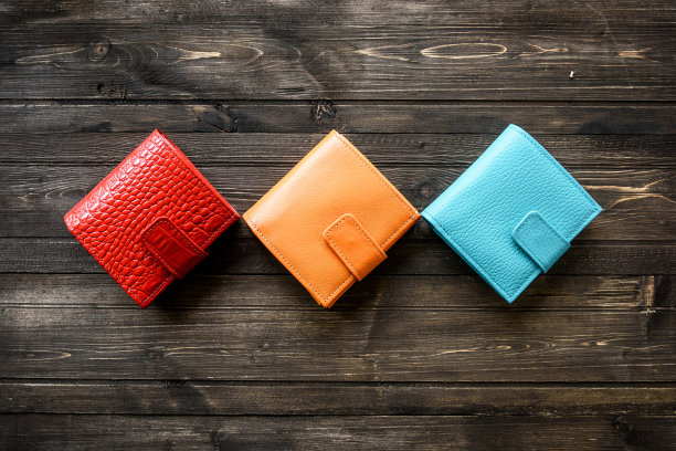 集团彩色皮夹的皮肤上的木制背景素材图片