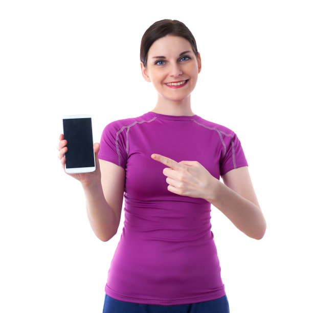 微笑的运动女人在紫罗兰t短裤在白色孤立图片下载