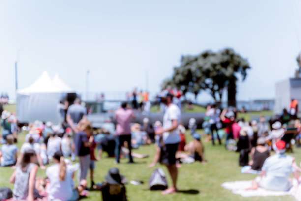 模糊散焦背景的人在公园图片下载