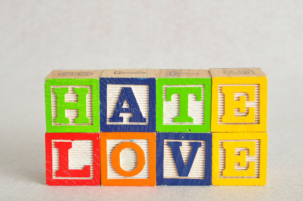 恨和爱这两个词是用字母块拼出来的图片下载