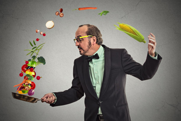 商人用平底锅煮蔬菜图片下载