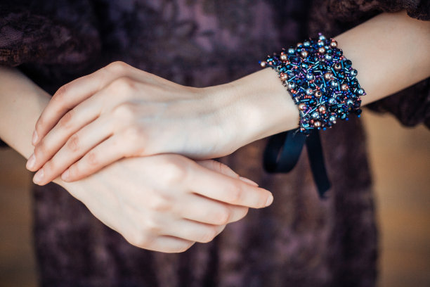 一个年轻女子手臂上的手工手镯。图片下载