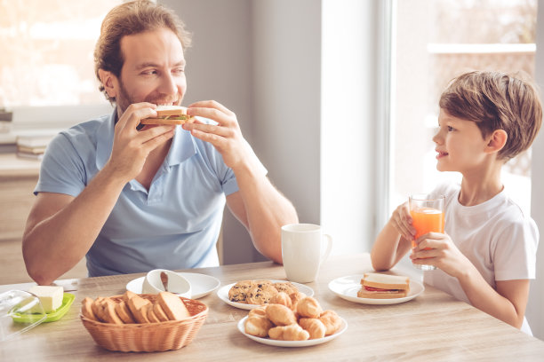 父亲和儿子在厨房图片下载