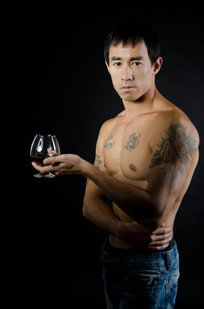 喝着白兰地的性感男人。图片下载