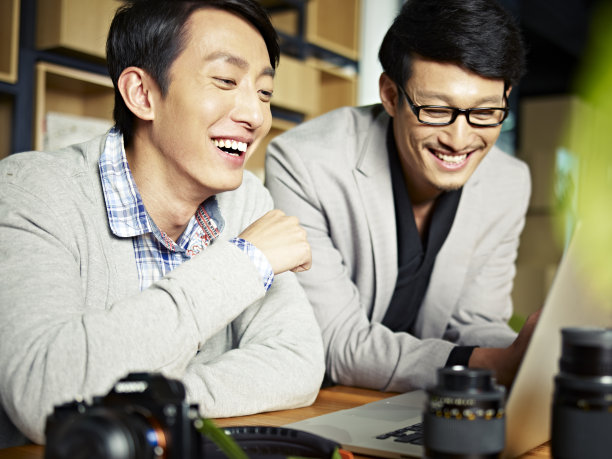 工作中的亚洲摄影师图片下载