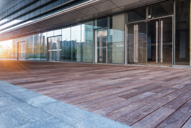 办公大楼附近空荡荡的木地板图片下载