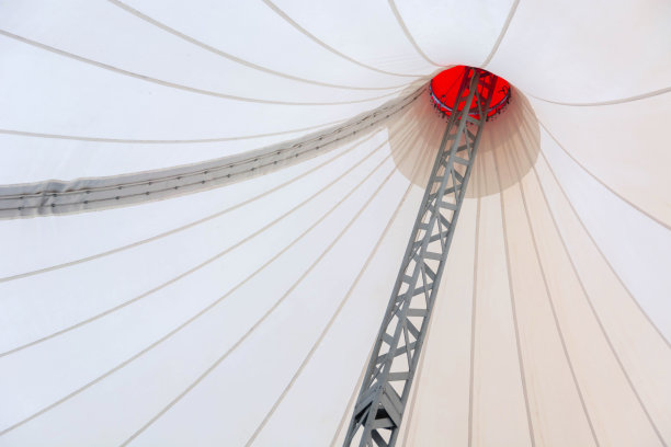 米色帐篷形式的织物屋顶。图片下载