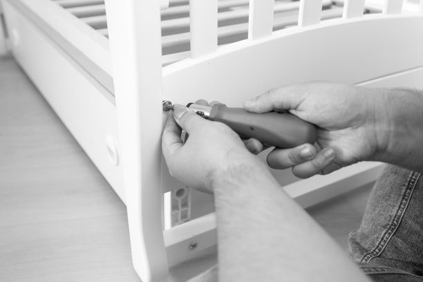 男子拧紧家具螺丝的特写黑白照片图片下载