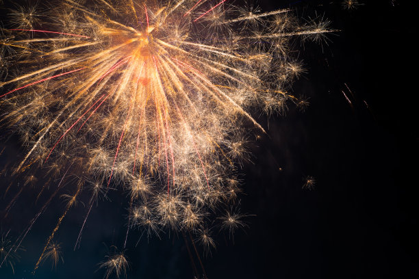 烟花在黑暗的天空背景图片下载