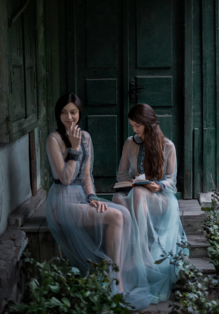 两个穿着优雅复古裙的性感黑发女郎图片下载