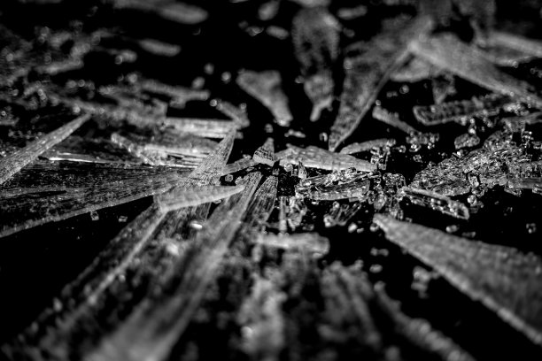 黑色的，浅景深的玻璃碎片图片下载