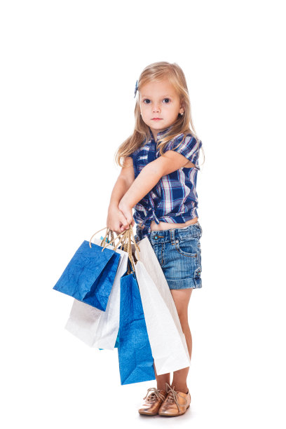 拿着购物袋的学龄前女孩图片下载