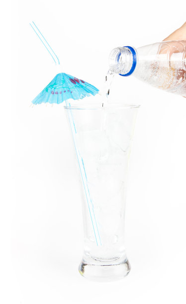 聚会的水和冰与手在白色图片下载