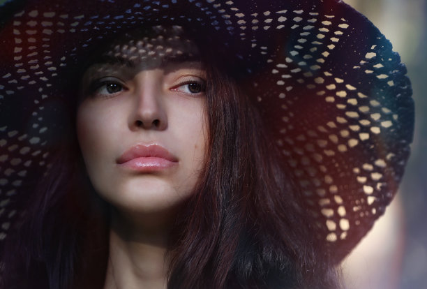 画室里一个女模特的肖像。图片下载