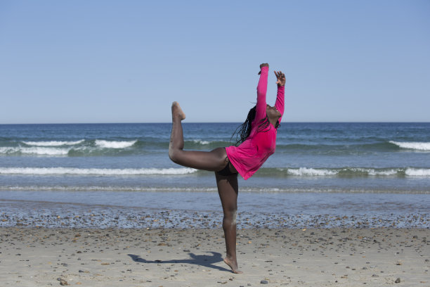 在夏季海滩户外做体操的小女孩图片下载