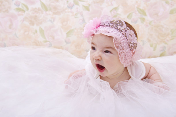 打哈欠的小女孩的肖像图片下载