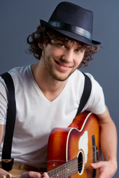 在录音室里弹吉他的年轻人图片下载