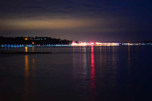 夜晚的海湾和城镇灯光图片下载