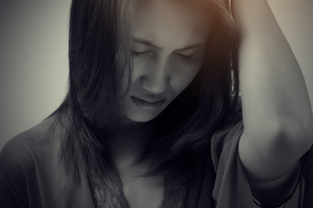 伤心的女人图片下载