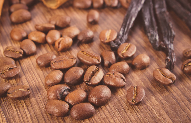 复古照片，木质表面有香草和咖啡颗粒的香味图片下载